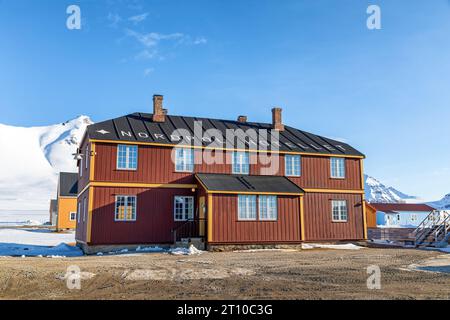 NY-Alesund, Svalbard - 25 maggio 2019: Il Nordpol Hotellet, o North Pole Hotel, che è l'hotel più a nord del mondo. NY-Alesund è il nord Foto Stock