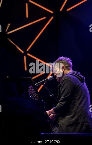 Fotografías del concierto de Pablo López en el marco de las Fiestas del Pilar 2023 de Saragozza, en el recinto Espacio Zity. Foto Stock