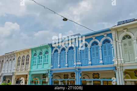 Phuket, Thailandia - 21 agosto 2023: La vista prospettica dello splendido edificio classico della zona della città Vecchia. Foto Stock