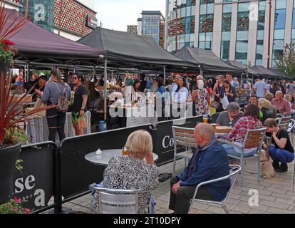 Warrington Town Center Makers Market, seconda domenica del mese, si tiene a 2 Time Square, Warrington, Cheshire, Inghilterra, Regno Unito, WA1 2NT Foto Stock