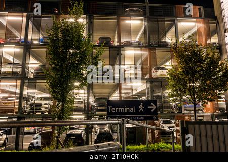 Parcheggio a più piani presso l'aeroporto di Bristol, Inghilterra, Regno Unito Foto Stock