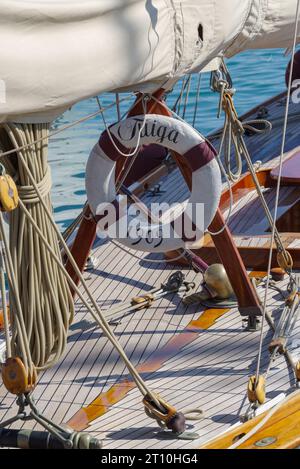 Dettagli nautici sul ponte della barca a vela Tuiga, ammiraglia del Monaco Yacht Club, durante le regate nel Golfo di Imperia, Italia Foto Stock