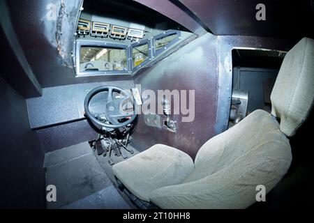 Interno di un veicolo blindato sedile del conducente volante e sedile - di un nuovo veicolo blindato ucraino BMP 1T. Mostra Foto Stock