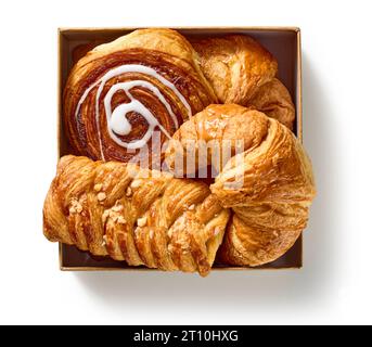scatola di pasticcini assortiti isolati su sfondo bianco, vista dall'alto Foto Stock