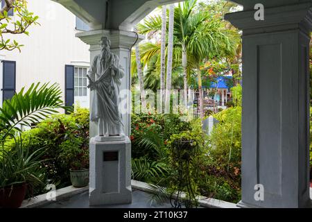 St Paul's Episcopal Church, Key West, Florida, USA: Monumento commemorativo alla statua di St Paul dedicato a Juanita Isabel Delgardo "la spada dello Spirito" Foto Stock