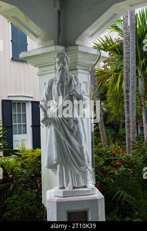 St Paul's Episcopal Church, Key West, Florida, USA: Monumento commemorativo alla statua di St Paul dedicato a Juanita Isabel Delgardo "la spada dello Spirito" Foto Stock