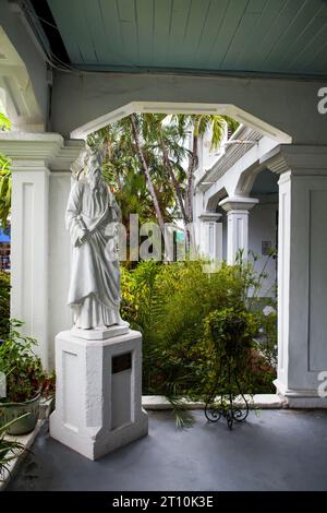 St Paul's Episcopal Church, Key West, Florida, USA: Monumento commemorativo alla statua di St Paul dedicato a Juanita Isabel Delgardo "la spada dello Spirito" Foto Stock