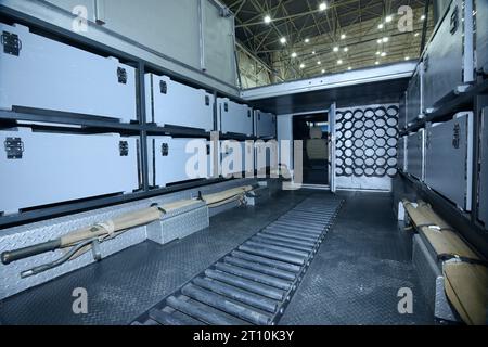 Sala di trasporto di un nuovo vettore ucraino blindato BMP 60P scatole di munizioni, parte del deposito granate trasportatore. Exhibition Arms and Safety-2 Foto Stock