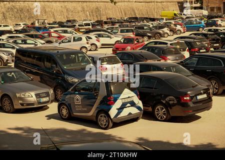 Ci sono un sacco di posti auto in garage in città Foto Stock