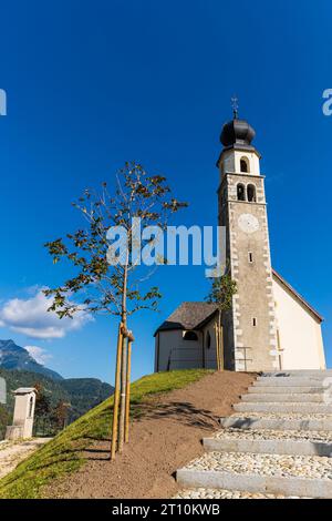 Italia Trentino Pieve Tesino - Collina San Sebastiano - Chiesa di San Sebastiano e San Fabiano (1479) Foto Stock