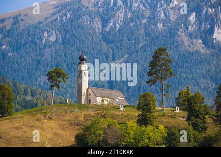 Italia Trentino Pieve Tesino - Collina San Sebastiano - Chiesa di San Sebastiano e San Fabiano (1479) Foto Stock