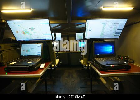 Centro di comando mobile. Computer, monitor e sedili dell'operatore sul posto di lavoro - vano di un nuovo vettore ucraino blindato per il personale BTR 60P. Foto Stock