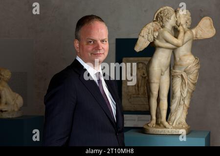 Italia, Firenze, Eike Schmidt, direttore della Galleria degli Uffizi, sullo sfondo statua Cupido e Psiche foto © Sandro Michahelles/sintesi/Alamy Stock Foto Stock