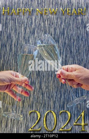 Immagine a 2024° con due bicchieri di champagne alzati su uno sfondo colorato. Messa a fuoco selettiva sugli occhiali. concetto di capodanno 2024. Foto Stock