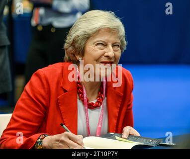 L’ex primo ministro Theresa May firma copie del suo libro “abuso di potere” alla conferenza di Manchester mentre la conferenza del partito conservatore è proseguita a Manchester. Foto Stock