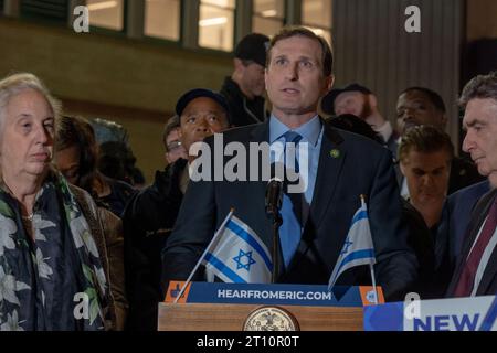 New York, New York, USA. 9 ottobre 2023. (NEW) il sindaco di New York Eric Adams detiene Candlelight Vigil per le vittime di attacchi terroristici in Israele. 9 ottobre 2023, New York, New York, Stati Uniti d'America: Il rappresentante degli Stati Uniti Dan Goldman parla a Candlelight Vigil for Victims of Terrorist Attacks in Israel a Golda Meir Square di Manhattan il 9 ottobre 2023 a New York City. Il 7 ottobre, il gruppo militante palestinese Hamas lanciò un attacco a sorpresa contro Israele da Gaza via terra, via mare e via aerea, uccidendo oltre 900 persone e ferendone più di 2000. Secondo i rapporti, 130 soldati israeliani e c Foto Stock