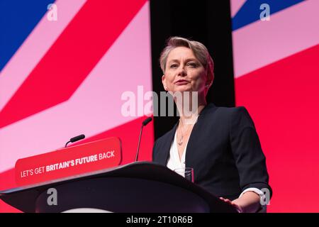 Liverpool, Regno Unito. 10 ottobre 2023. Yvette Cooper Segretario di Stato ombra per il discorso del Dipartimento dell'interno il terzo giorno della conferenza laburista. Liverpool. REGNO UNITO. Crediti: GaryRobertsphotography/Alamy Live News Foto Stock