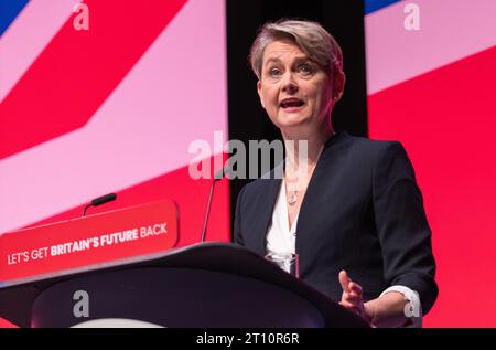 Liverpool, Regno Unito. 10 ottobre 2023. Yvette Cooper Segretario di Stato ombra per il discorso del Dipartimento dell'interno il terzo giorno della conferenza laburista. Liverpool. REGNO UNITO. Crediti: GaryRobertsphotography/Alamy Live News Foto Stock