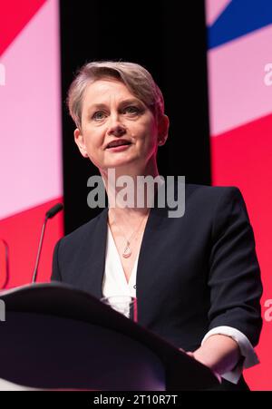 Liverpool, Regno Unito. 10 ottobre 2023. Yvette Cooper Segretario di Stato ombra per il discorso del Dipartimento dell'interno il terzo giorno della conferenza laburista. Liverpool. REGNO UNITO. Crediti: GaryRobertsphotography/Alamy Live News Foto Stock