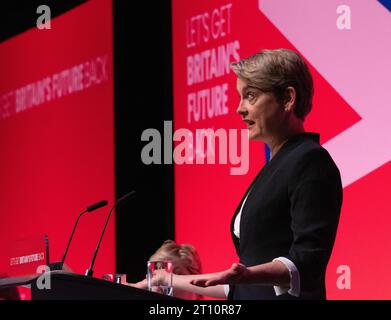 Liverpool, Regno Unito. 10 ottobre 2023. Yvette Cooper Segretario di Stato ombra per il discorso del Dipartimento dell'interno il terzo giorno della conferenza laburista. Liverpool. REGNO UNITO. Crediti: GaryRobertsphotography/Alamy Live News Foto Stock