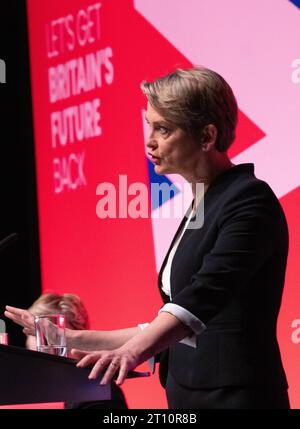 Liverpool, Regno Unito. 10 ottobre 2023. Yvette Cooper Segretario di Stato ombra per il discorso del Dipartimento dell'interno il terzo giorno della conferenza laburista. Liverpool. REGNO UNITO. Crediti: GaryRobertsphotography/Alamy Live News Foto Stock