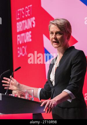 Liverpool, Regno Unito. 10 ottobre 2023. Yvette Cooper Segretario di Stato ombra per il discorso del Dipartimento dell'interno il terzo giorno della conferenza laburista. Liverpool. REGNO UNITO. Crediti: GaryRobertsphotography/Alamy Live News Foto Stock