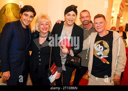 Atrin Madani, Stefanie Simon, Julian F.M. Stoeckel, Ulf Leo Sommer und Peter Plate bei der Verleihung des Deutschen Musical Theater Preises 2023 im Theater des Westens. Berlin, 09.10.2023 *** Atrin Madani, Stefanie Simon, Julian F M Stoeckel, Ulf Leo Sommer e Peter Plate alla cerimonia di premiazione del German Musical Theater Award 2023 al Theater des Westens Berlin, 09 10 2023 foto:XB.xDummerx/xFuturexImagex musicalpreis 3037 Foto Stock