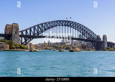 Traghetti sotto gli archi in acciaio del Sydney Harbour Bridge, Sydney Harbour, Sydney, New South Wales, Australia Foto Stock