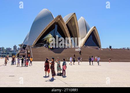 I turisti che fanno selfie davanti all'iconica Sydney Opera House a Bennelong Point, Sydney, nuovo Galles del Sud, Australia Foto Stock