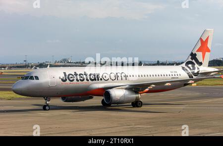 Jetstar Airways Airbus A320-232 rullante sulla pista dell'aeroporto di Sydney, Sydney, nuovo Galles del Sud, Australia Foto Stock