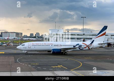 Rex Airlines Boeing 737-800 in rullaggio sulla pista dell'aeroporto di Sydney in un giorno tempestoso, Sydney, nuovo Galles del Sud, Australia Foto Stock