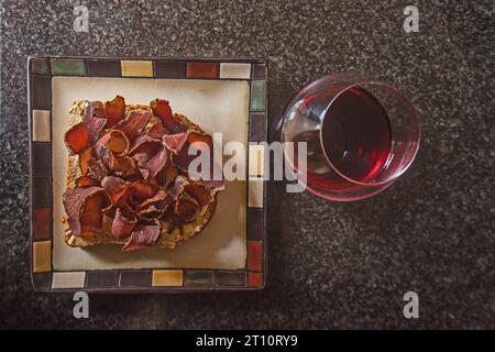 Biltong affettato su pane e vino rosso 14406 Foto Stock