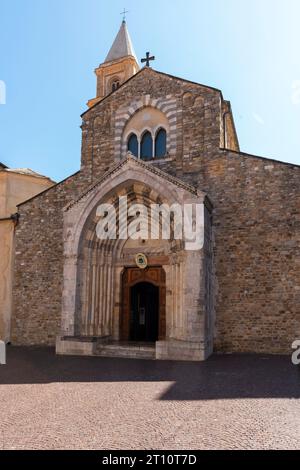 Facciata ovest della Cattedrale romanica di Ventimiglia, dedicata all'assunzione, risalente all'XI-XIII secolo. Liguria, Italia. Foto Stock