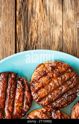 primi piani di carne di hamburger appena grigliati, vista dall'alto, spazio per copiare Foto Stock