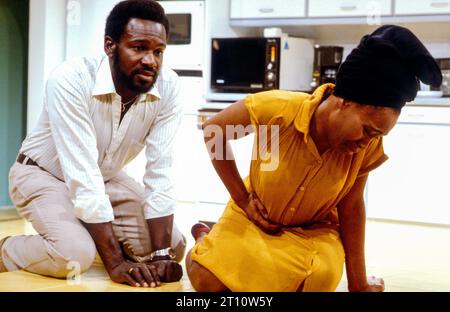 Rudolph Walker (Hugh), Angela Wynter (Elsa) in MEETINGS di Mustapha matura all'Hampstead Theatre, Londra NW3 04/1982 Set design: Peter Hartwell costumi: Sheelagh Killeen illuminazione: Gerry Jenkinson regista: Mustapha matura Foto Stock