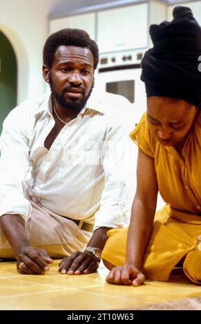 Rudolph Walker (Hugh), Angela Wynter (Elsa) in MEETINGS di Mustapha matura all'Hampstead Theatre, Londra NW3 04/1982 Set design: Peter Hartwell costumi: Sheelagh Killeen illuminazione: Gerry Jenkinson regista: Mustapha matura Foto Stock