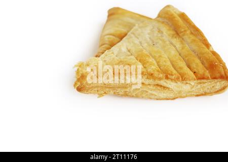 Due cornetti isolati di mele, croissant, torta, pasticceria, panetteria su sfondo bianco. Vista dall'alto. Spazio di copia. Primo piano Foto Stock