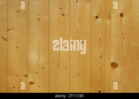 Superficie in legno di pannelli di pino non verniciati. Sfondo con struttura a parete in legno marrone chiaro. Foto Stock