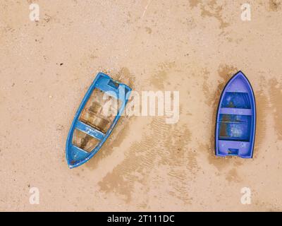 Vista aerea dall'alto di una tradizionale imbarcazione da pesca su una spiaggia di sabbia. Foto Stock