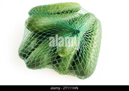 rete, plastica, verde, rete, sacco, pacchetto, supermercato, vitamina, bianco, isolato, cetriolo, spuntino, crudo, sfondo, cibo, natura, cucina, tavolo, guarigione Foto Stock