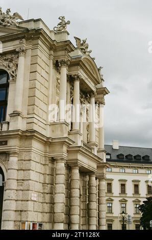 Esplora il cuore dell'Austria attraverso la nostra splendida collezione di foto di Vienna. Dai monumenti storici alle gemme locali, scopri l'anima di questa città. Foto Stock