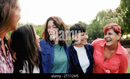 Gruppo di persone di più generazioni che si divertono al parco cittadino - donne felici di diverse età che festeggiano all'aperto Foto Stock