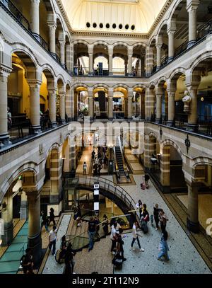 L'interno del centro commerciale conosciuto come Magna Plaza, ex ufficio postale principale di Amsterdam Foto Stock