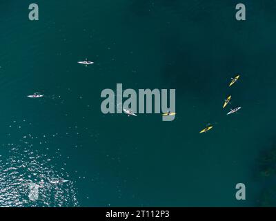 Vista aerea dall'alto di un piccolo gruppo di persone in kayak in mare Foto Stock