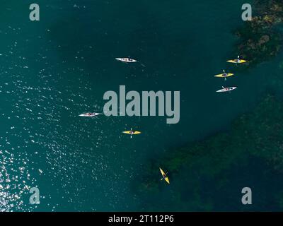 Vista aerea dall'alto di un piccolo gruppo di persone in kayak in mare Foto Stock