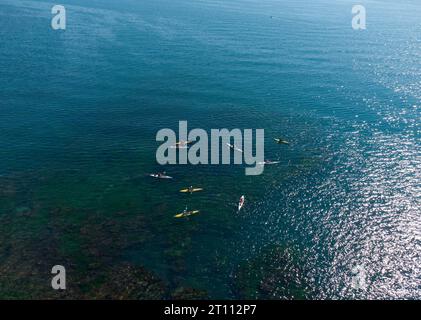 Vista aerea dall'alto di un piccolo gruppo di persone in kayak in mare Foto Stock