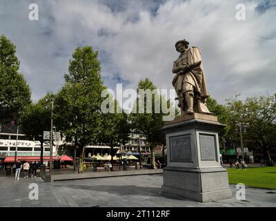 La statua di Rembrandt dello scultore Louis Royer a Rembrandtplein, Amsterdam. Fotografato il 12 agosto 2023 . Foto Stock