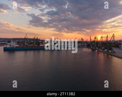 La vista aerea della nave portarinfuse Big cargo è caricata con grano di frumento in porto al tramonto Foto Stock