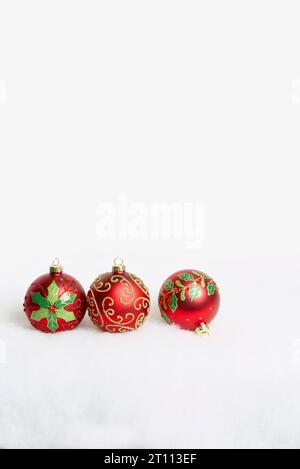 3 baule di Natale rosse su sfondo bianco. Foto Stock