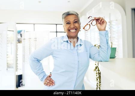 Possibilità di conservare ritratti, optometristi e donne felici con occhiali da vista per assistenza ottica, supporto visivo e prescrizione medica. Felicità, occhiali da vista e manager Foto Stock